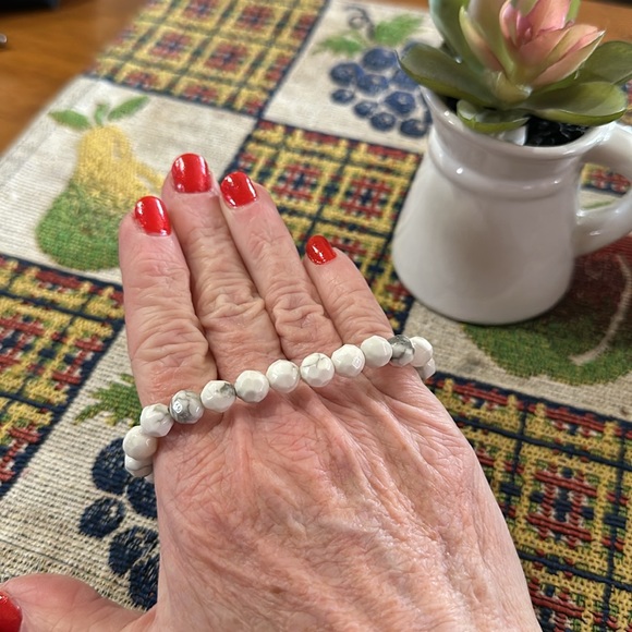 Hand Crafted Faceted Howlite Stretch Bracelet - Picture 4 of 5